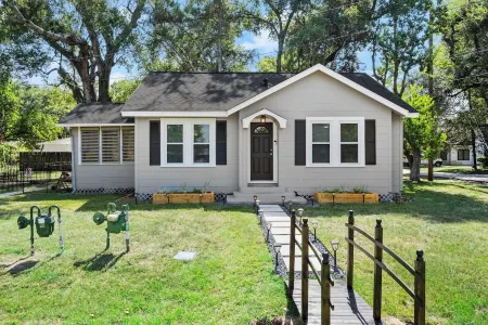 1950s Cottage-steps from Trendy Old Town Tomball dining, coffee, shops Отели в г. Томбал