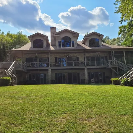 GREAT for FAMILIES, beautiful waterfront, kayaks, firepit, pool table, & more!
