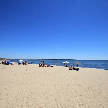HyannisPort Seaside Cottage, Steps from the Sand !