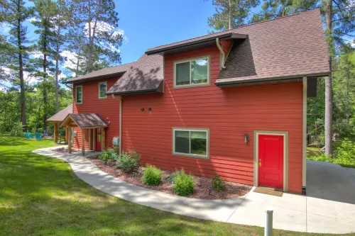 Amazing River House with Covered Patio! Sleeps 10-14. Kayaks,Fireplace,Games.