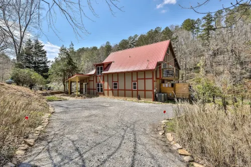 The Farmhouse- Riverfront, Fiber, HotTub, Fish, DogOK, Game Room, Movie Room