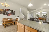 Immaculate modern home with stunning views nestled into a beautiful valley. - Jacuzzi