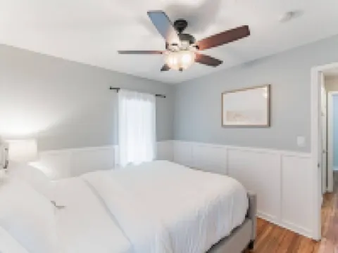 Gorgeous l 3 Season Porch l Dry Bar l Fireplace Hotels in Richfield