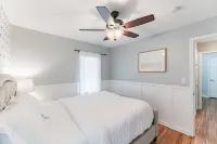 Gorgeous l 3 Season Porch l Dry Bar l Fireplace Hotels in Richfield