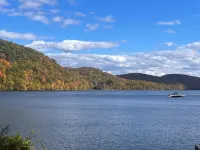 Cozy Lakefront Cottage on Candlewood- swim, relax, hike, wineries 90min from NYC
