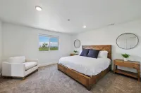 Beacon Point W/Private Hot Tub Sleeps 18 + Arcade and Ideal Beach Access!