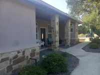 Large River Home with private pool, basketball court, private, pool table Hotels in McQueeney