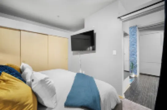 Near Wells Fargo, King Bed and Balcony and washer dryer, fitness room, Fireplace