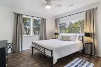 LAKEFRONT Bliss FLAT to water: Spacious home with Game Room, Sleeps 15 Guests!