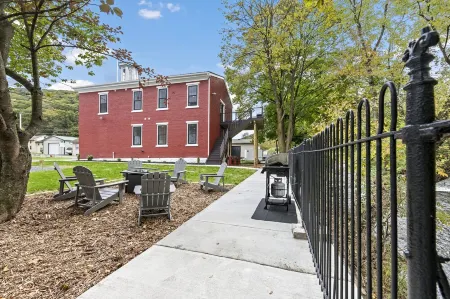 River view in Port Clinton! Minutes from Hawk Mountain, Cabela's!