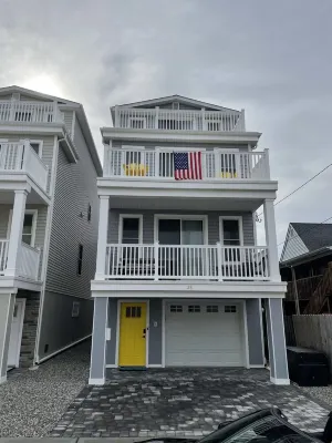 Shore Elegance! 5br 4 bath private home w/ 5 decks & hot tub just steps to beach - Boutique
