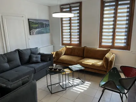 Large fisherman's house, 4 bedrooms and 1 interior courtyard, close to the sea!