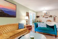 Lovely Home near the river and 5 mins to downtown AVL. Hotels in Woodfin