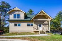 PRIVATE INDOOR POOL, HOT TUB, CLOSE TO PARKWAY/DOLLYWOOD, EASY ACCESS!
