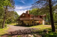 Inn Kognito 1 Lakefront, hot tub fire pit Kalahari 2nd house next door available Kalahari Resorts & Conventions - Poconos附近的飯店