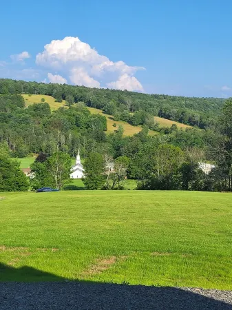 Hillside Relaxation in Endless Mountains. Minutes from Tioga Downs. Sleeps 8