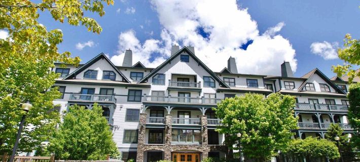Luxury Condo*Hot Tub*Pool*Fireplace*Walk to Lifts*Near Golf Course & Fitness Ctr Hotele w: Winhall