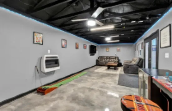 Home in Royal Oak w/ pool & sauna & dream garage 羅亞爾奧克酒店