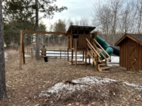 Cozy 3 story Log Cabin with space for the entire family and an amazing view โรงแรมในJackson County