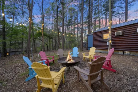 Cozy Cabin in the Heart of Beaver's Bend State Park Отели в г. Брокен Боу