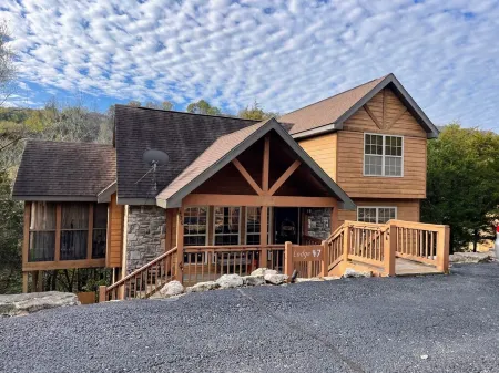 Best Rustic Cabin Retreat in StoneBridge!  Experienced host, BBQ area, SDC, A++