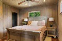 Cheerful 1-Bedroom 2-Bath Lake House Experience!!!