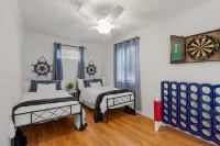 Newly Renovated 4BR Beach Retreat: Walk to beach,Games, Pet Friendly, Near DT