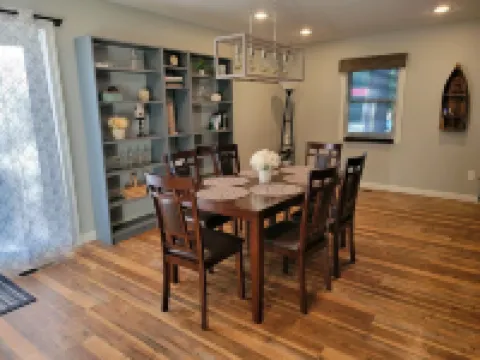 Charming remodeled 4-Bedroom home with fire pit