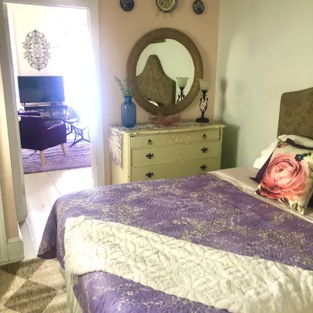 One Bedroom flat 1 block from Beach & 3 blocks from Washington Square