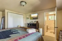 Luxurious Cabin w/ lake views 10 minutes to Santa's SkyPark & Village