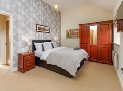 Beatles-Inspired Oasis near Penny lane/fee parking 約翰·列儂故居附近的飯店