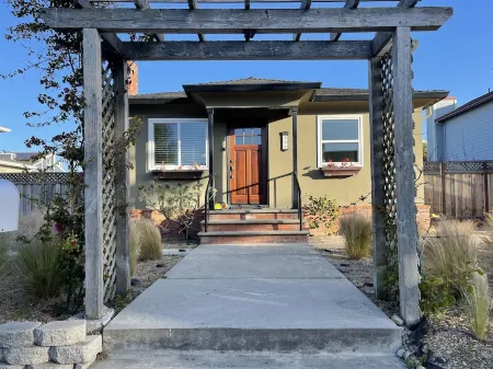 Upscale cottage: First block from the beach Отели рядом с достопримечательностью «Венис Бич»