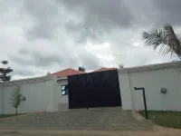 馬斯溫戈豪華三臥室自助公寓 Great Zimbabwe University附近的飯店