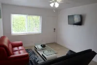 Beautiful 1 BR // Steps from the Beach // Singer Island