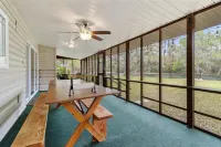 End of the Rainbow Retreat!3-Bed Home on Rainbow River: Kayaks, Games, and more!