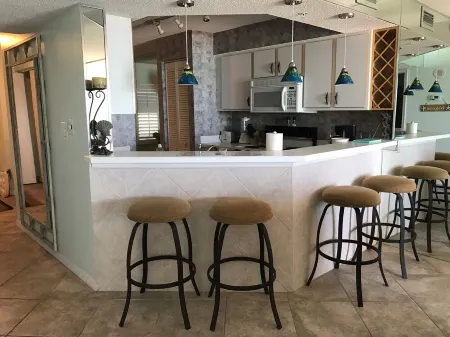 Beautiful Beachside Condo in Ormond-by-the-Sea Отели в г. Ормонд-Бай-Те-Си