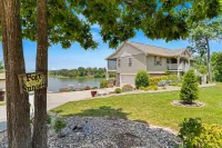 Fort Sunsets-Best Lakefront Views, Hot Tub, Fire Pit, Dock, Kayaks, Dog Friendly