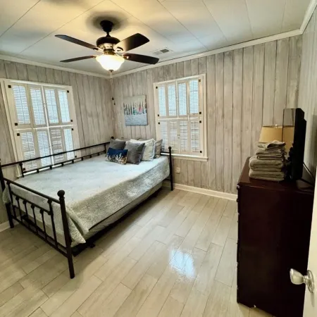 Half Shell Beach Cottage-One Block Easy Walk to Beach, Pet Friendly, Grill&Wifi