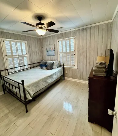 Half Shell Beach Cottage-One Block Easy Walk to Beach, Pet Friendly, Grill&Wifi