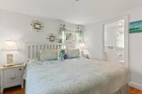 Immaculate 4 Bedroom / 2 Bath (less than .5 miles to the beach) w/Central AC Hotels in Yarmouth