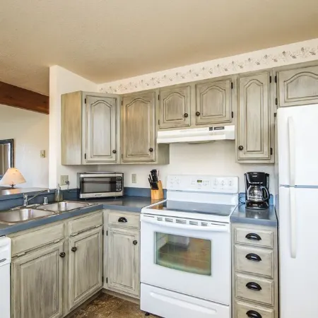 Unit #7 Cozy 2 Bed/2 Bath Condo on Golf Course with Hot tub/ Sauna/ Pool