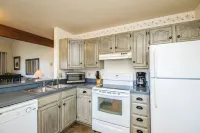 Unit #7 Cozy 2 Bed/2 Bath Condo on Golf Course with Hot tub/ Sauna/ Pool - Gym
