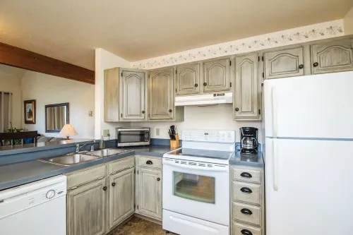 Unit #7 Cozy 2 Bed/2 Bath Condo on Golf Course with Hot tub/ Sauna/ Pool