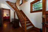 Americana. Large Historic Home. Dogs Welcome. Walk to Downtown and Beach!
