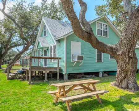 Updated Farm House on 1/2 Acre 1 Block From Aransas Bay フルトンのホテル
