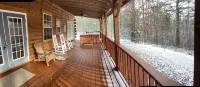 Beautiful real log cabin - hot tub, pool table, great view, WI-FI Internet