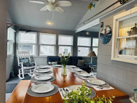 EZ Walk 2 Beach & Eats 2 Off Bay Badges Bikes Firepit Game Room Towels & Linens!