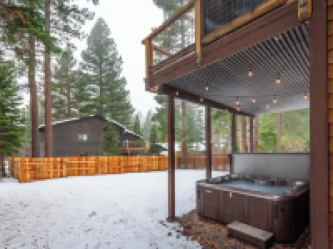 Roundridge Retreat - Dollar Point - Hot Tub - 2 Decks - BBQ - Fireplace Hotels in Dollar Point