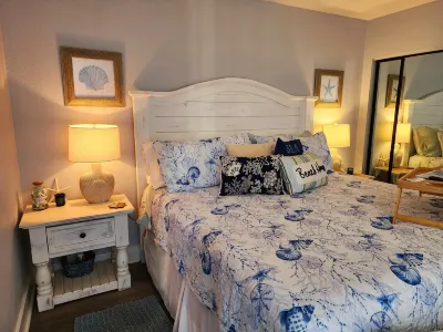 One Br Condo on the Beach! Snowbird Discounts! Free  Beach Service Till OCT 31st Hotels near Women Veteran Memorial