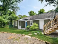 2 Bedroom Pet Friendly Apt w/ full kitchen; Private fenced Backyard; Great Wifi